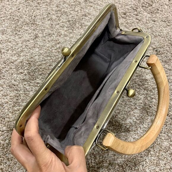 Handmade Genuine Cowhide Floral Embossed Wood Handle Kiss-lock Satchel Bag - Picture 11 of 11